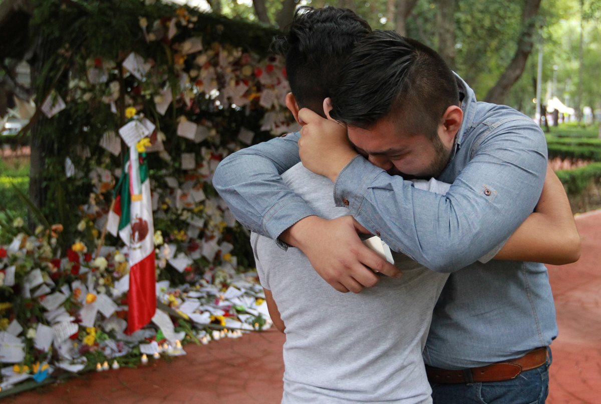 Ofrendas florales a víctimas del terremoto en México dan color en medio del caos, mientras familiares siguen buscando los cadáveres. (Foto Prensa Libre: EFE)
