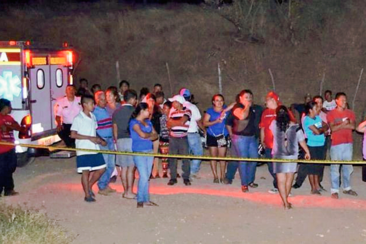 Curiosos permanecen en el lugar donde fue hallado cadáver, en Chiquimula. (Foto Prensa Libre: Bomberos Voluntarios)