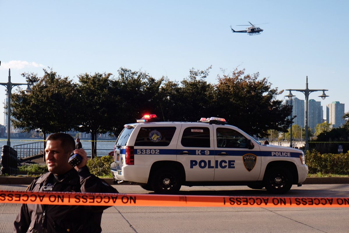 Policía se moviliza hacia el lugar de la balacera en Nueva York. (Foto Prensa Libre: AFP)