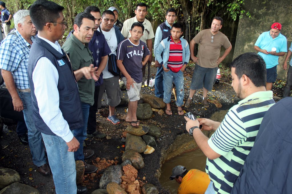 Vecinos de Río Dulce, Lívingston, muestran al presidente electo, Jimmy Morales, daños en la ruta al Castillo de San Felipe. (Foto Prensa Libre: Edwin Perdomo)