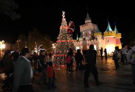 Los visitantes del Irtra Petapa disfrutan la iluminación y espectáculos especiales que se presentaron anoche.