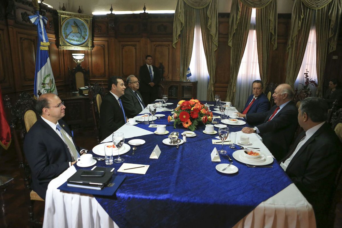 Jimmy Morales recibe en Casa Presidencial al expresidente chileno Ricardo Lagos. (Foto Prensa Libre: Presidencia)