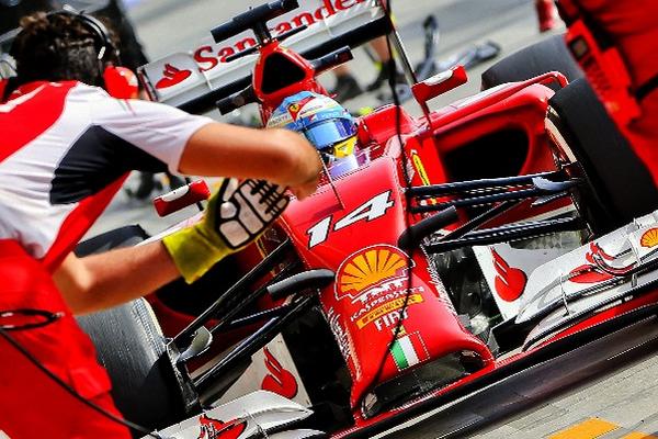 El corredor de Ferrari, Fernando Alonso, obtuvo el tercer mejor tiempo ayer, durante los ensayos libres. (Foto Prensa Libre: EFE)