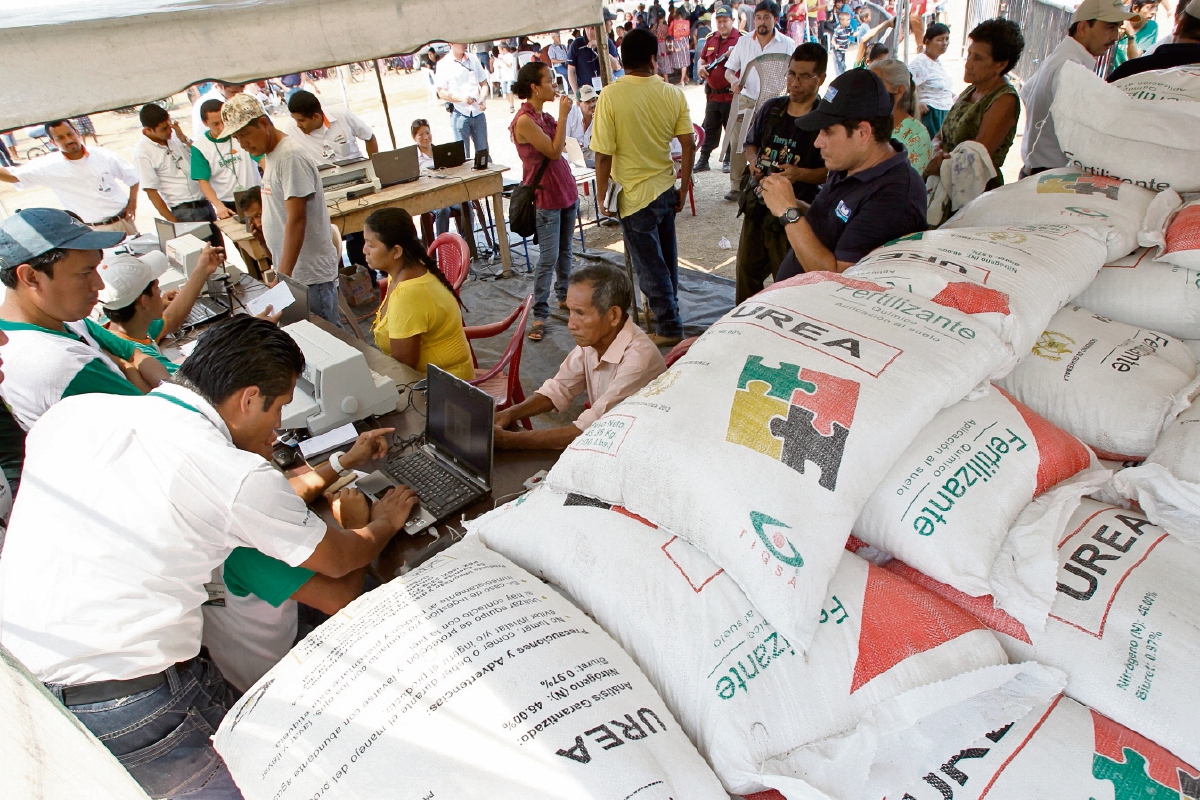 el gobierno dispone de cien mil sacos de abono en 27 bodegas de 18 departamentos. (Foto Prensa Libre: ERICK AVILA)