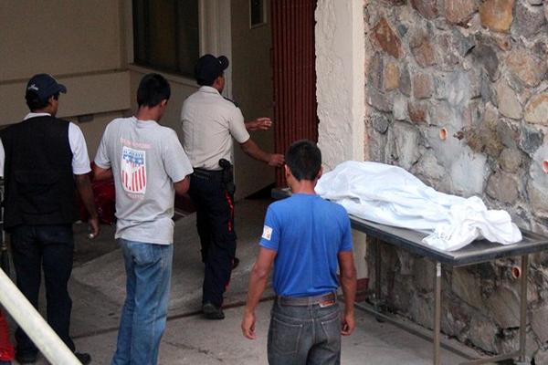 El cadáver de Antonio Osorio de Paz, quien murió baleado en San Luis Jilotepeque, permanece en la morgue de Jalapa. (Foto Prensa Libre: Hugo Oliva)