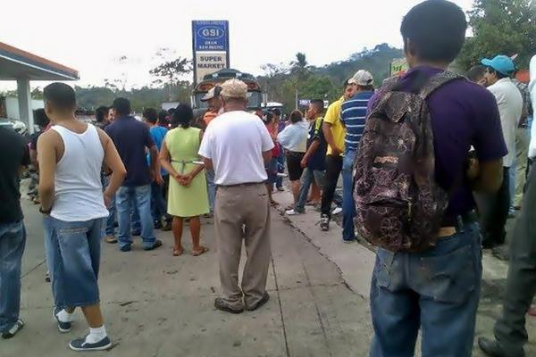 Vecinos de la aldea San Isidro impiden el paso vehicular entre Malacatán y la cabecera de San Marcos. (Foto Prensa Libre: Alexander Coyoy) <br _mce_bogus="1"/>