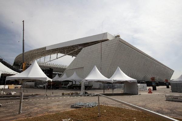 El Corinthians de Sao Paulo acoge su primer partido oficial aún cuando sigue sin terminar. (Foto Prensa Libre: EFE)