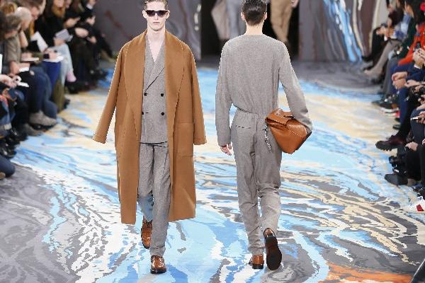 Dos modelos presentan creaciones del diseñador británico Kim Jones para la marca Louis Vuitton, colección otoño/invierno, en la semana de la moda de París. (Foto Prensa Libre: EFE)