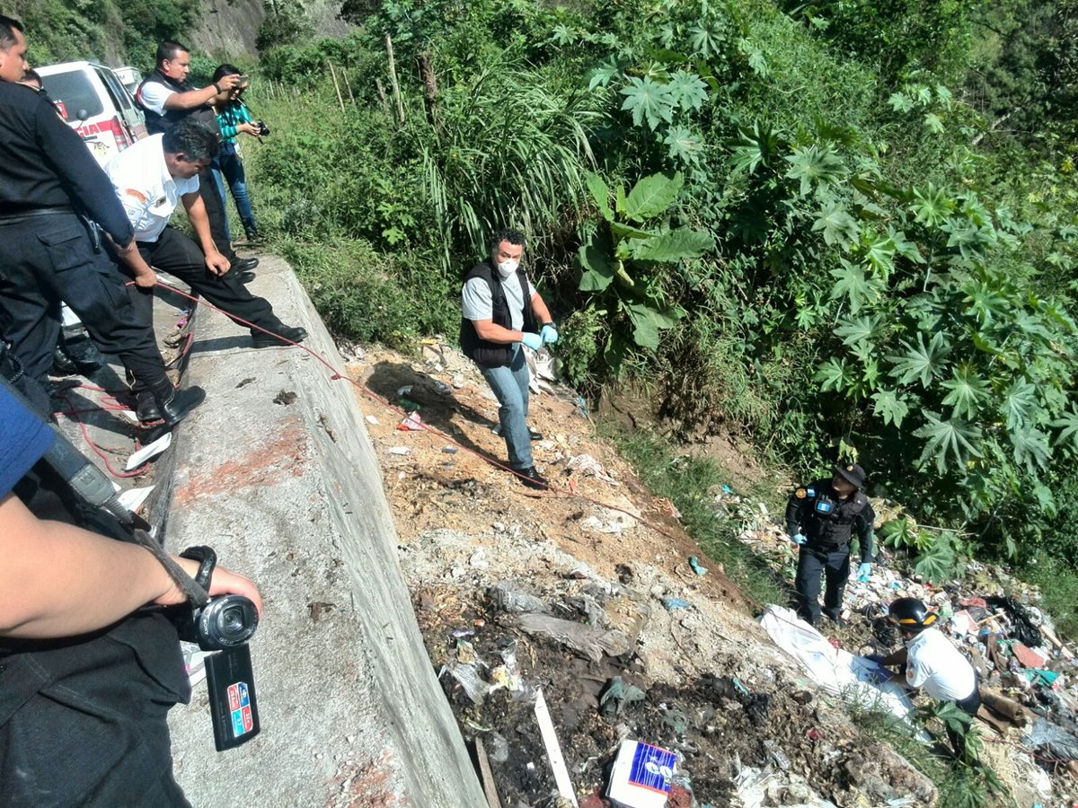El primer cadáver fue encontrado en el fondo de un barranco en la zona 25. (Foto Prensa Libre: Óscar Rivas) 