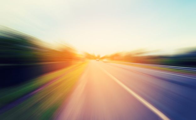 Los expertos concuerdan en que te mareas porque tu vista le dice al cerebro que te estás moviendo pero otros sentidos le dicen que estás quieto. (Foto, Thinkstock)