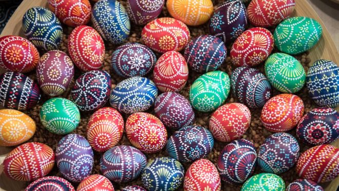 Los huevos representan la vida y el renacimiento, y la tradición de decorarlos se remonta a la Edad Media. (Foto Prensa Libre: Getty Images)