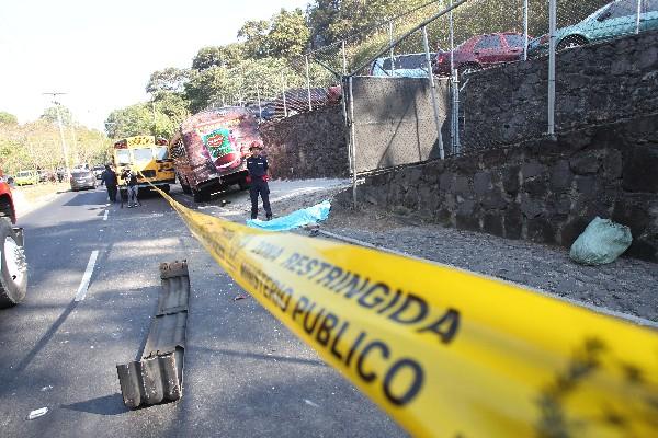 Una pieza del bus que ocasionó el múltiple accidente quedó sobre el asfalto. Murió Kevin Alfredo Lima Torres, de 15 años.