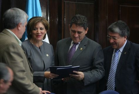 La presidenta del TSE entrega la propuesta  de reforma electoral a Roberto Alejos. (Óscar Estrada)