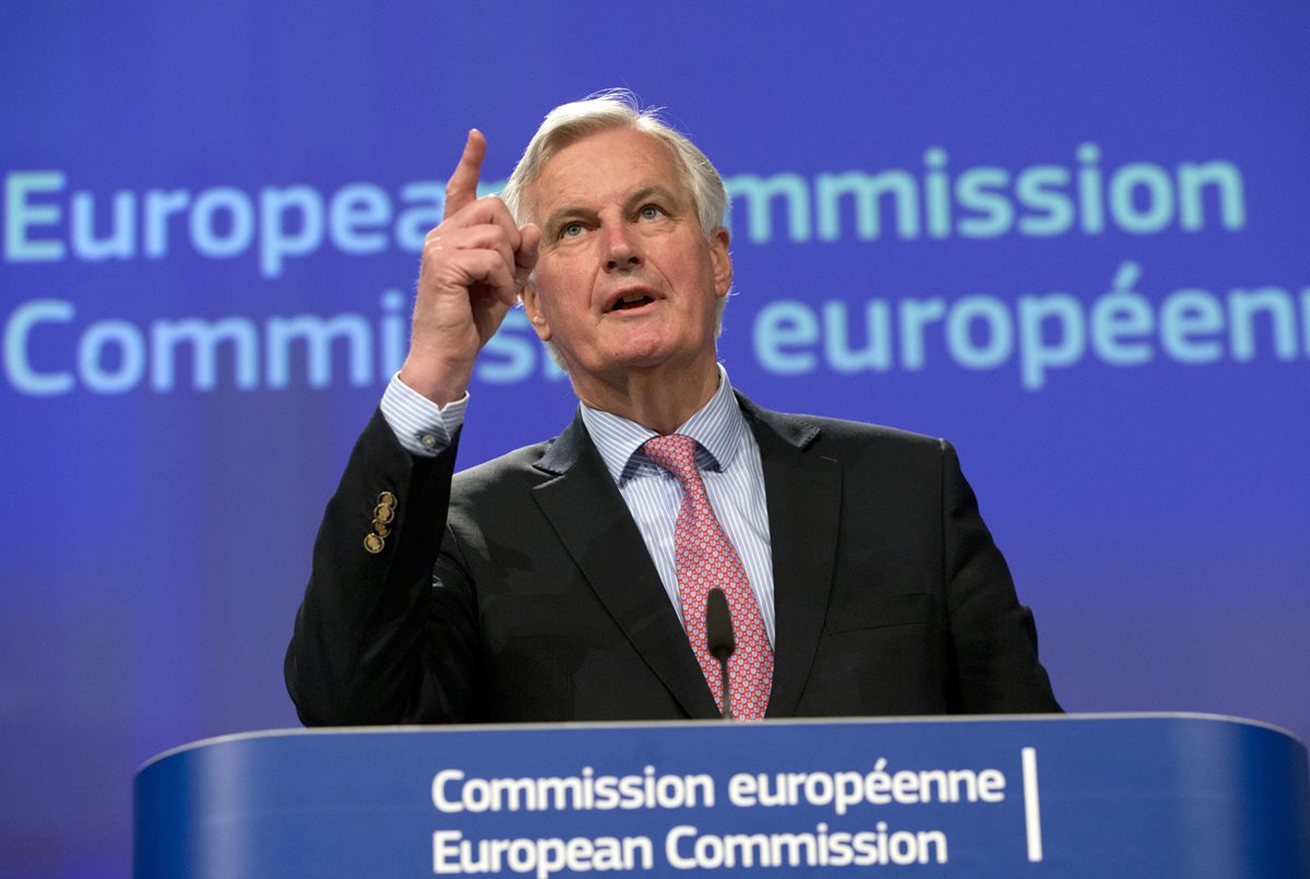 Michel Barnier, negociador europeo sobre la separación de Inglaterra de la Unión Europea, se congratula por el triunfo de Macron en Francia. (AP)