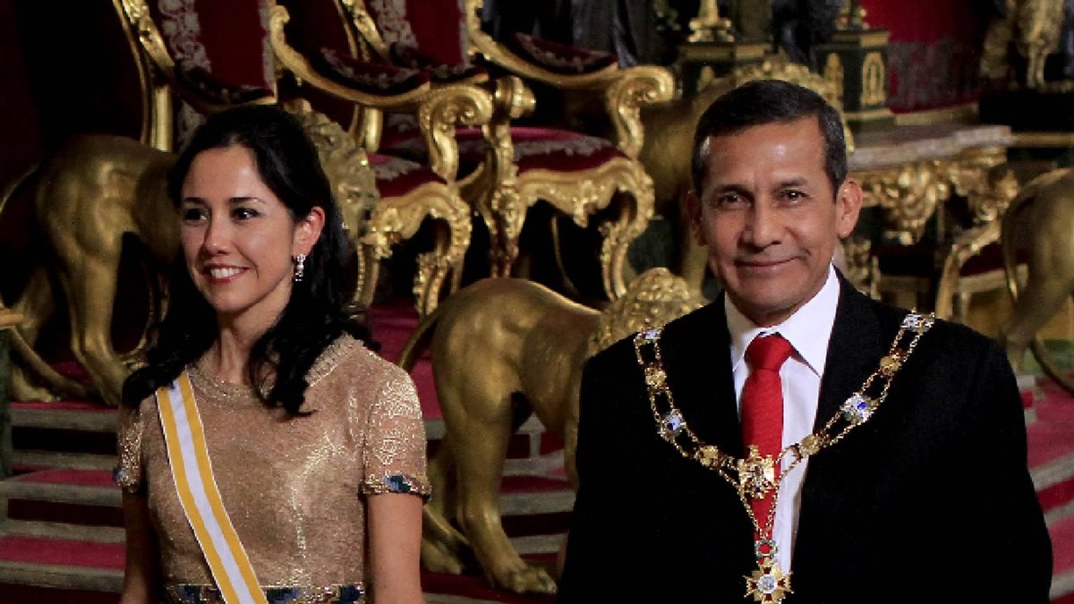 Nadine Heredia (izq.) en compañía el expresidente de Perú, Ollanta Humala, en una imagen del año pasado. (Foto Prensa Libre: AFP).