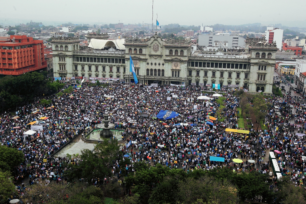 Miles de guatemaltecos participaron para rechazar la corrupción gubernamental  que ha salido a luz debido al caso ¨La Línea¨. (Foto Prensa Libre: Hemeroteca PL)