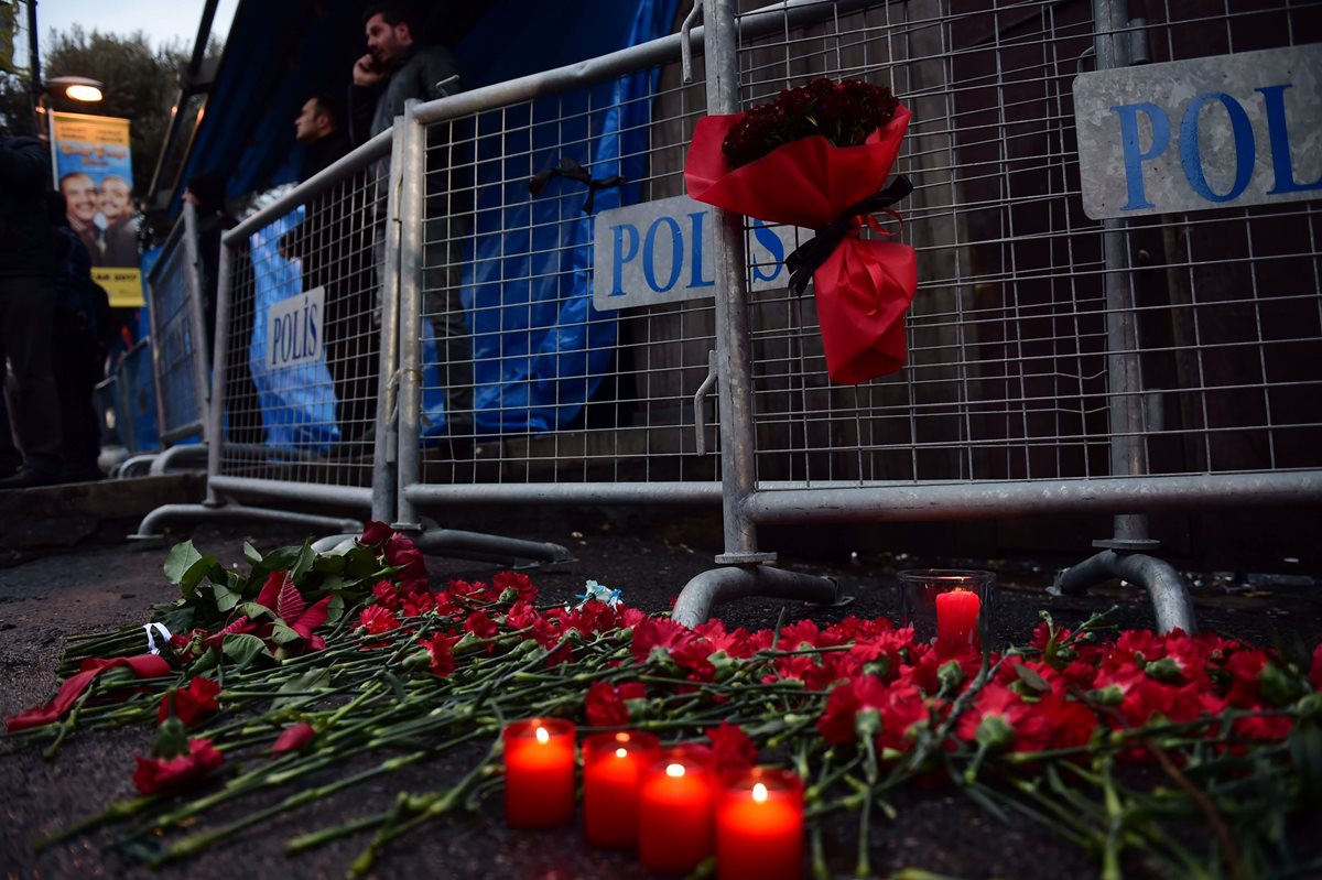 En las afueras del club donde sucedió el atentado las personas rinden homenaje a las víctimas. (Foto Prensa Libre: AFP)