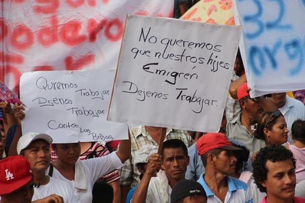 Trabajadores de San Marcos piden al Gobierno que los deje trabajar en la frontera con México. (Foto Prensa Libre: Édgar O. Girón)<br _mce_bogus="1"/>