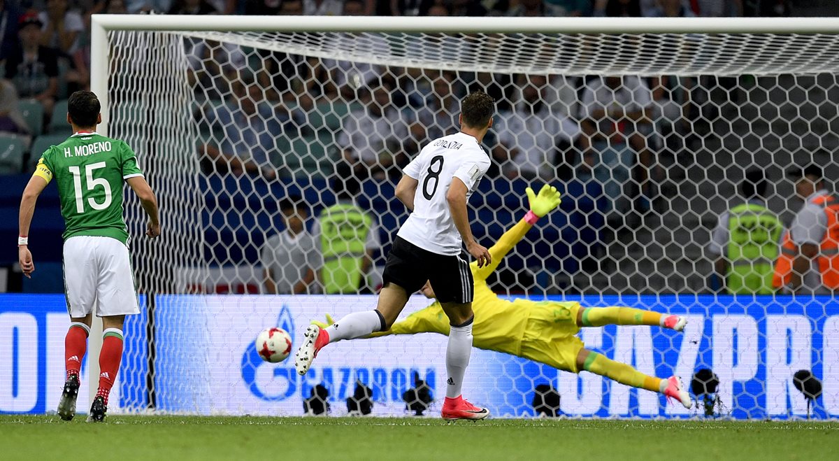 Goretzka dispara y la pelota se va al fondo del arco para el 1-0 de México. (Foto Prensa Libre: AP)