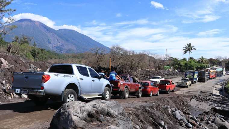 La RN14 fue habilitada a contrarreloj, a pesar de que los pobladores advierten de riesgos y continúan la búsqueda de restos en San Miguel Los Lotes. (Foto Prensa Libre: Enrique Paredes)