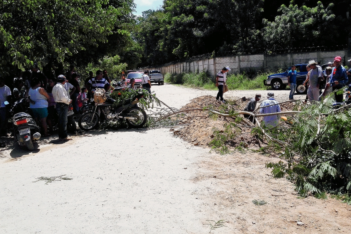 Vecinos inconformes con instalación de agua entubada bloquean ingreso a la colonia Valle del Motagua, en Gualán. (Foto Prensa Libre: Julio Vargas)
