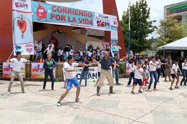Grupo artístico baila en el parque de Cobán, durante recaudación de fondos para centrifugadora. (Foto Prensa Libre: Eduardo Sam)