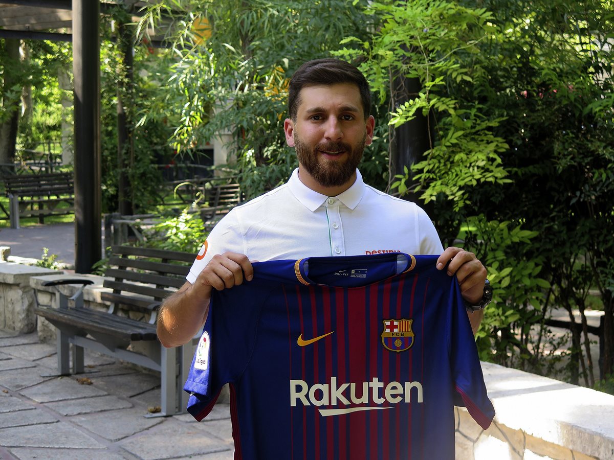 Reza Paratesh sueña con poder conocer en persona a Leo Messi. (Foto Prensa Libre: EFE)