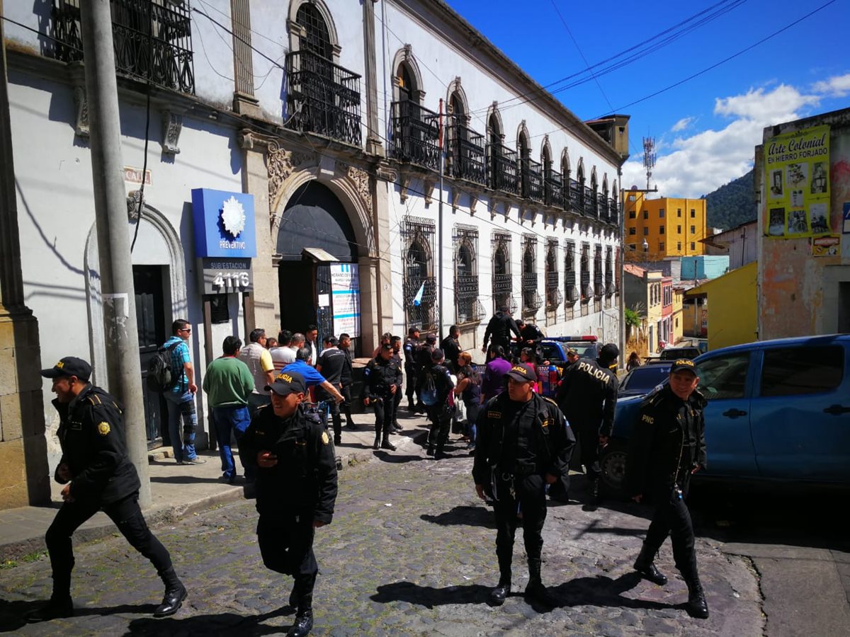 Agentes de la Policia que participaron en la requisa salen del preventivo para varones de Quetzaltenango. (Foto Prensa Libre: Mynor Toc) 
