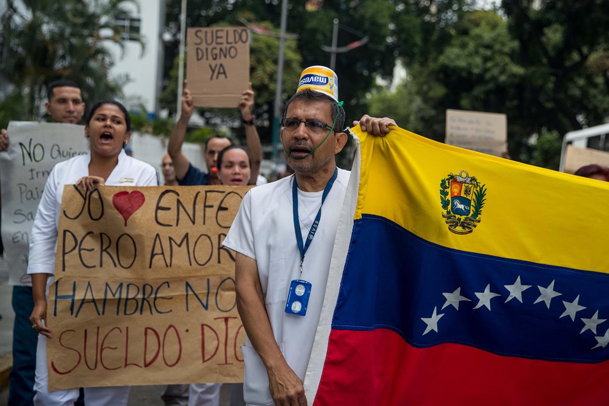 Los trabajadores del sistema público de salud de Venezuela mantuvieron hoy las protestas que iniciaron hace 29 días para exigir mejoras salariales, pese a las inversiones para este sector que anunció el fin de semana el jefe del Estado, Nicolás Maduro. (Foto Prensa Libre: EFE)