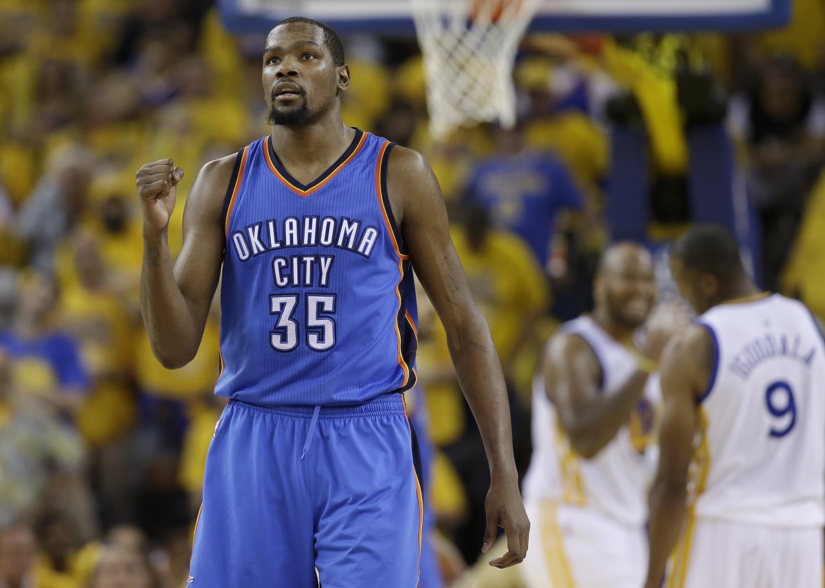 Kevin Durant vestirá los colores de los Warriors a partir de la próxima temporada. (Foto Prensa Libre: AP)