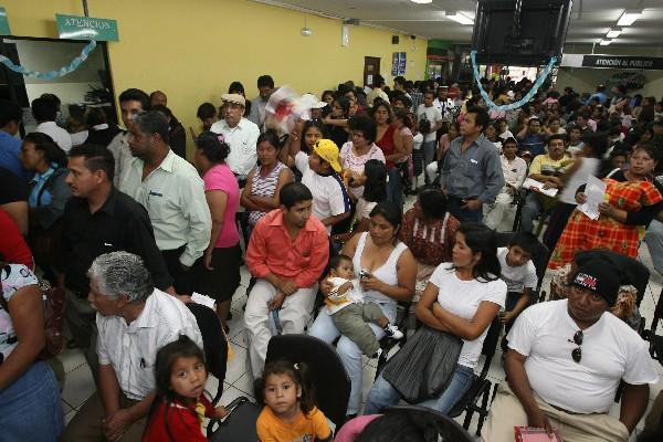 DECENAS DE  personas acuden a diario a las sedes del Renap con el propósito de tramitar su documento personal de identificación.