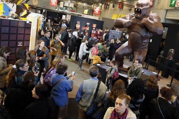 Visitantes observan la figura de chocolate Le Kong, obra de Richard Orlinski y Jean-Paul Hevin, en el 20 Salón del Chocolate de París, 2014.