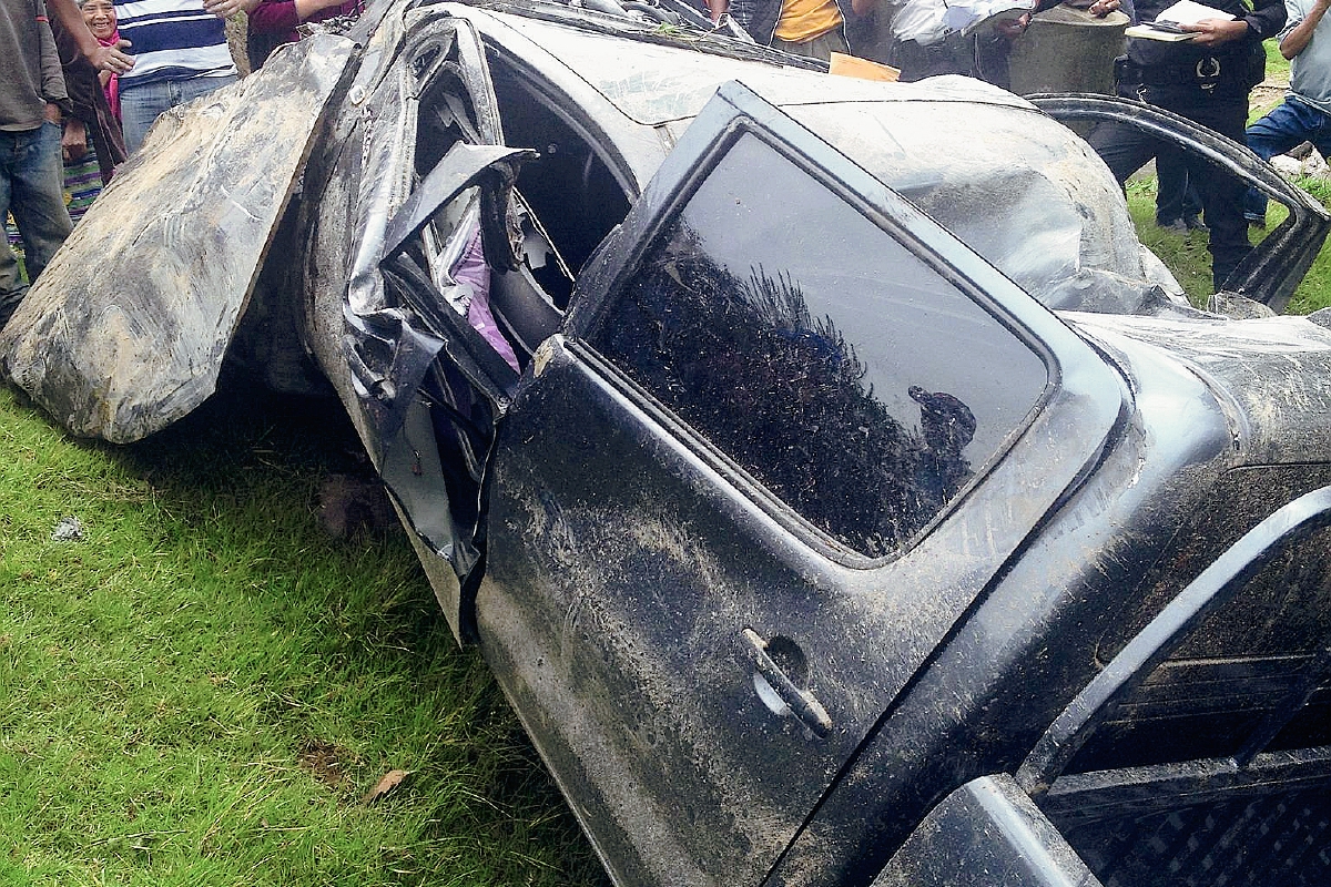 El vehículo donde viajaba un hombre quedó destruido cuando cayo en una hondonada en Santa Lucía Utatlán, Sololá. (Foto Prensa Libre: Ángel Julajuj)