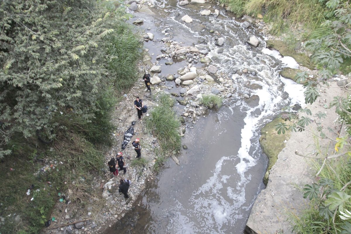 Socorristas rescatan el cuerpo de una mujer que no fue identificada. (Foto Prensa Libre: Érick Ávila)