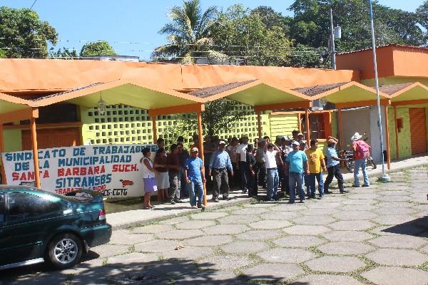 Un grupo   de trabajadores  permanece  frente al edificio municipal  de Santa Bárbara,  Suchitepéquez, para reclamar el pago de  prestaciones atrasadas.