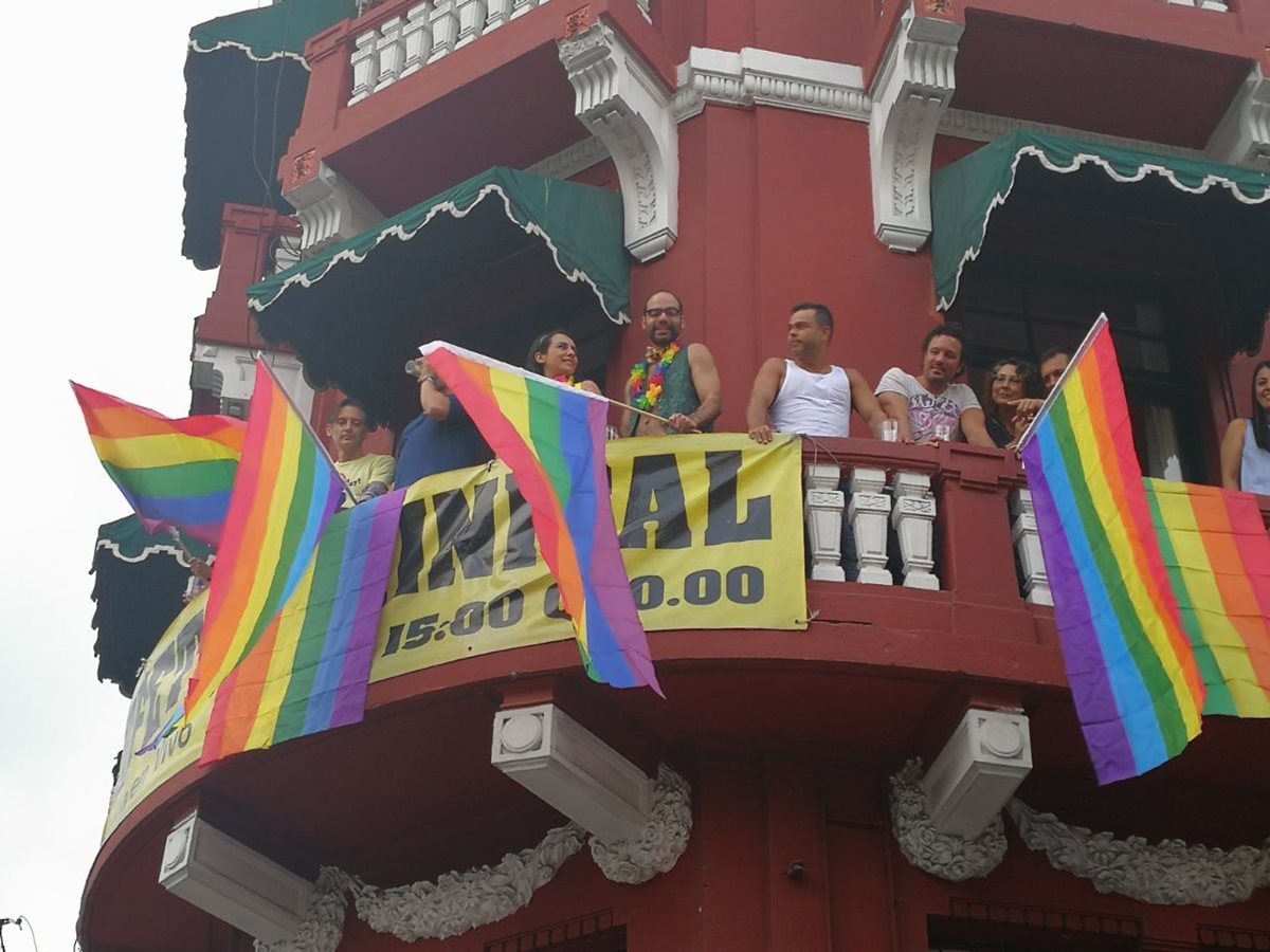 Personas apoyan desfile del Orgullo Gay Guatemala 2017. (Foto Prensa Libre: Estuardo Paredes)