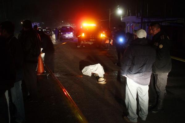 Agentes del Mp buscan evidencias en el lugar del accidente. (Foto Prensa Libre: Carlos Ventura)<br _mce_bogus="1"/>