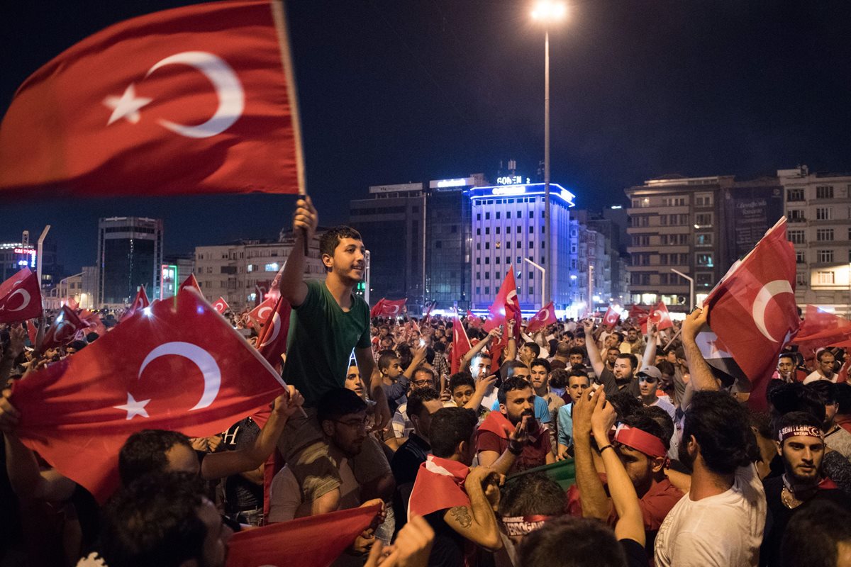 Ciudadanos turcos manifiestan su apoyo al gobierno turco. (Foto Prensa Libre: AP).
