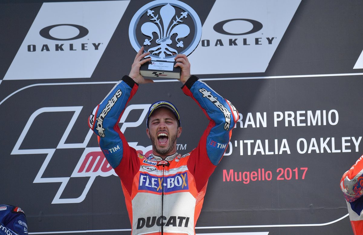 Andrea Dovizioso festeja en el podio de Mugello. (Foto Prensa Libre: EFE)