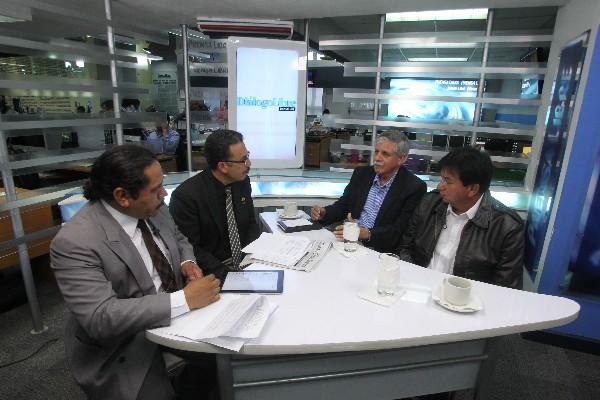 Los periodistas Leonel Sión y Roberto Morales conversan con Rodrigo Urízar y Delfino Natareno Girón, para analizar el problema de los túmulos en las carreteras del país.