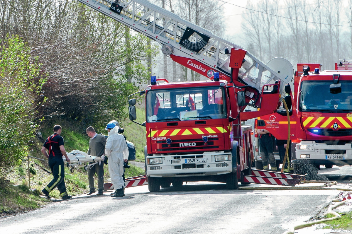 Socorristas retiran uno de los  cuerpos de las víctimas del incendio ocurrido en Francia. (Foto Prensa Libre: AFP).