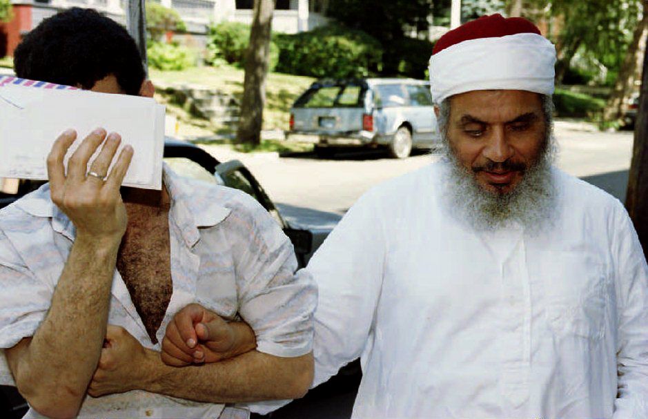 El jeque Omar Abdel-Rahman, ingresa a una mezquitaa en Jersey City en 1993. (Foto: AFP)