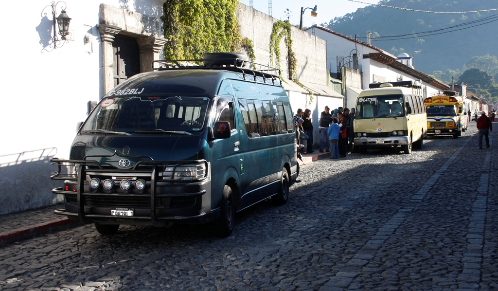 Dos microbuses permanecen estacionados en Antigua Guatemala, durante el paro reciente por extorsiones. (Foto Prensa Libre: Renato Melgar).