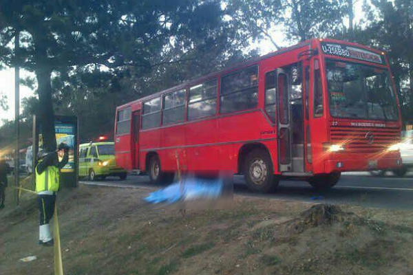 Ataque contra bus en el Periférico. (Foto Prensa Libre: Estuardo Paredes)
