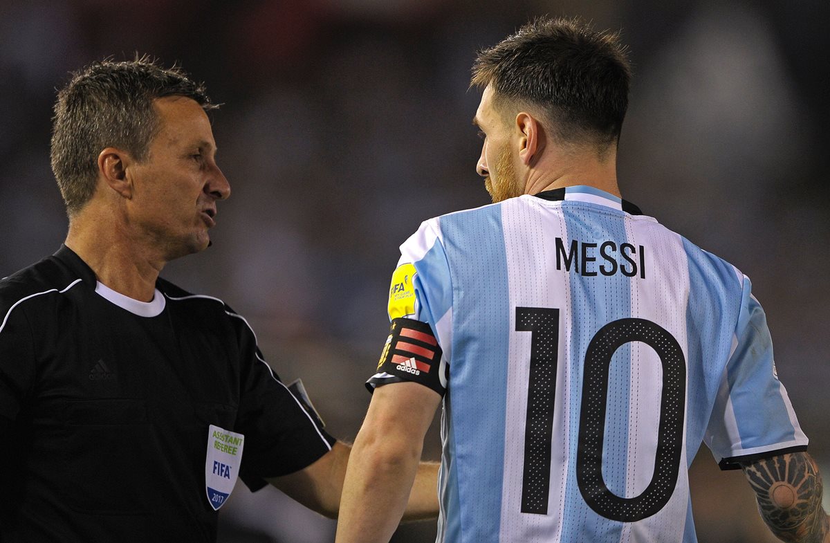 Al anunciar esa decisión, el flamante presidente de la AFA, Claudio Tapia, expresó su optimismo en que Messi podrían reducirle la sanción. (Foto Prensa Libre: AFP)