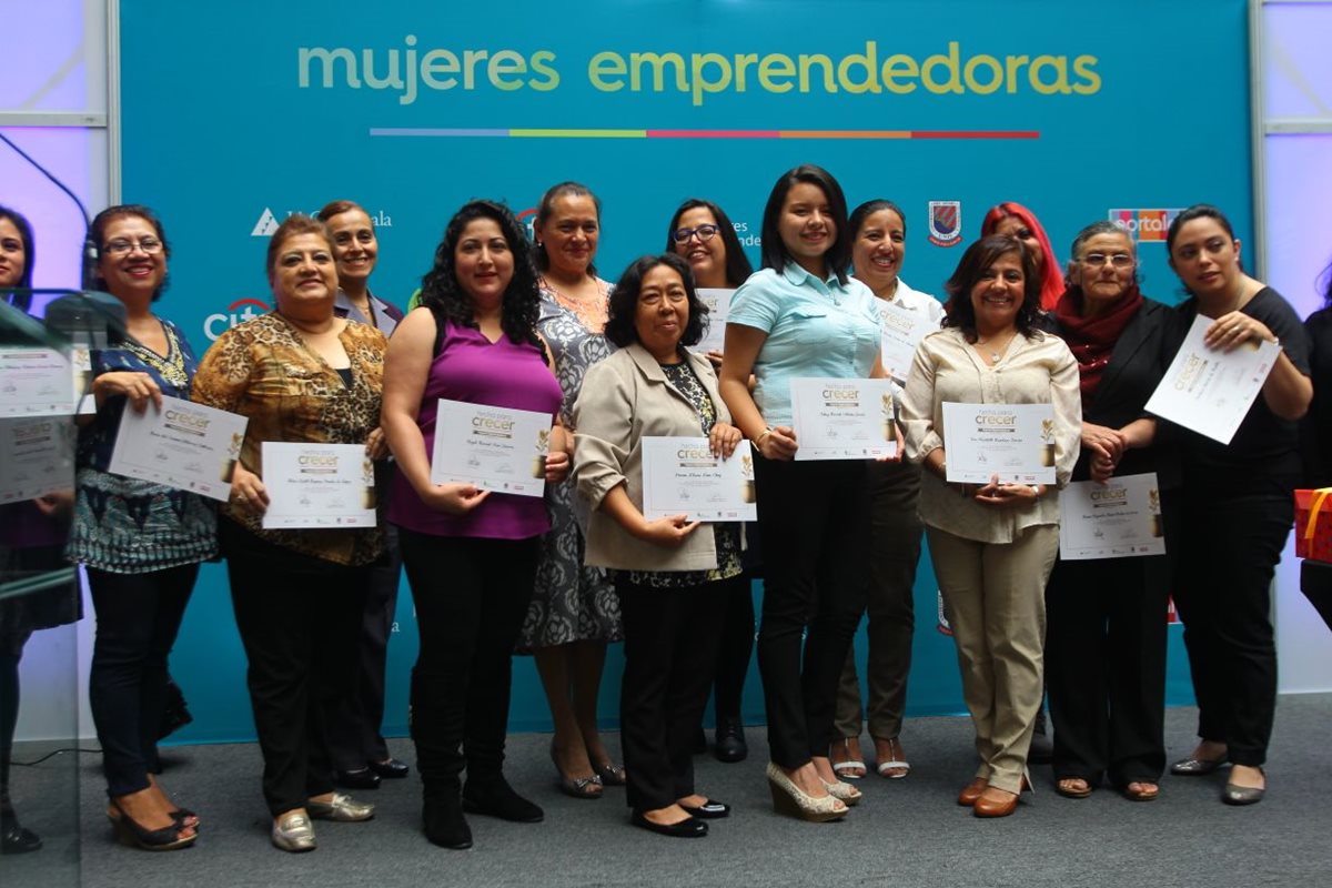 Parte del grupo de mujeres que recibió diploma por haber participado en la capacitación. (Foto Prensa Libre: Álvaro Interiano).
