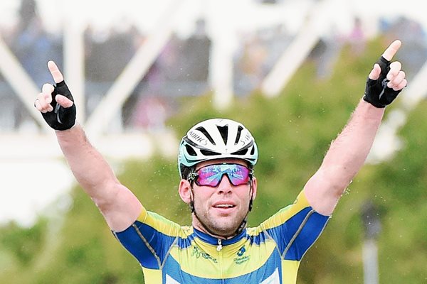 Mark Cavendish festeja en su llegada a la meta, para ganar la quinta etapa de la competencia. (Foto Prensa Libre: AFP).