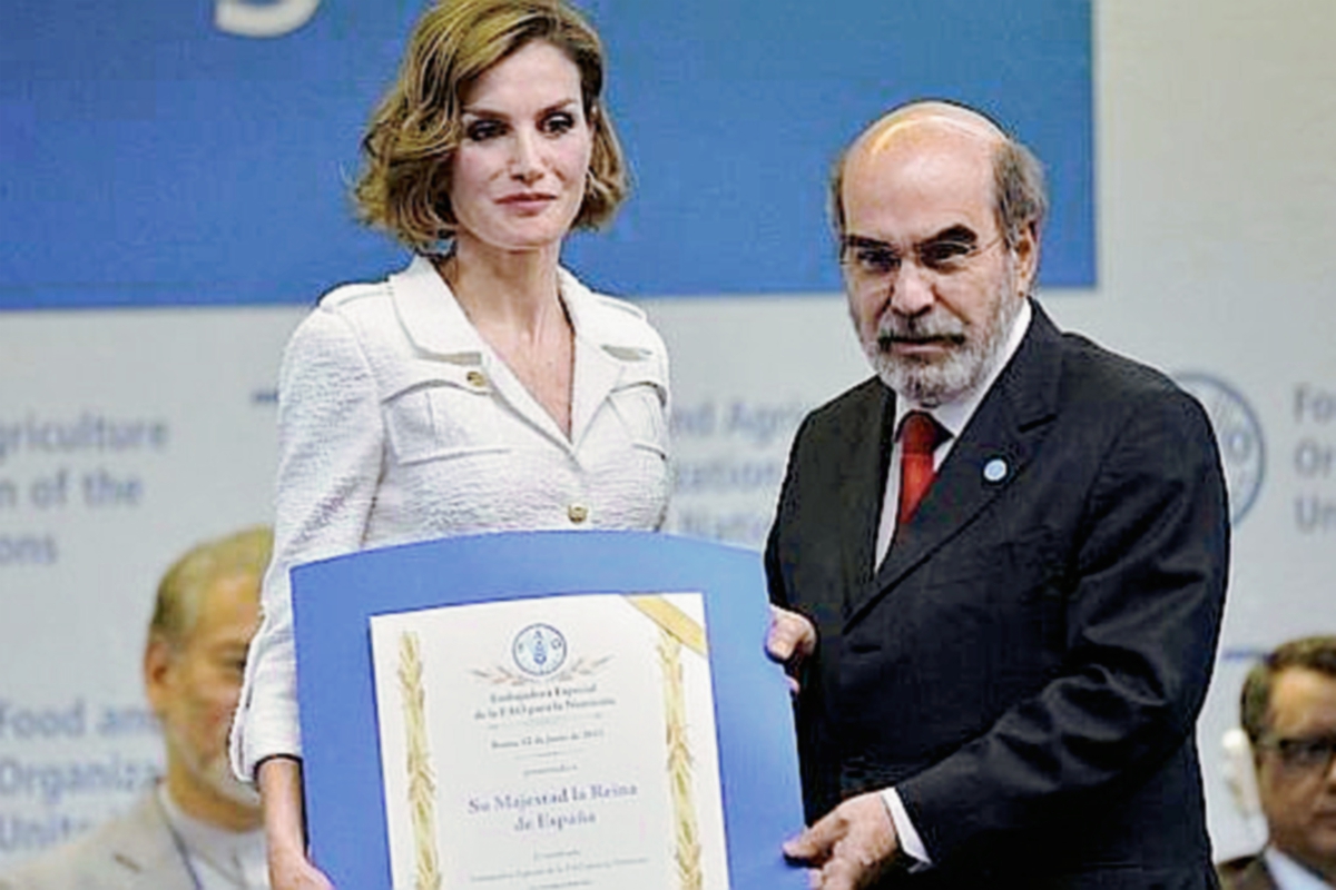 El director general de la FAO entrega el certificado de nombramiento a la reina Letizia. (Foto Prensa Libre: EFE)