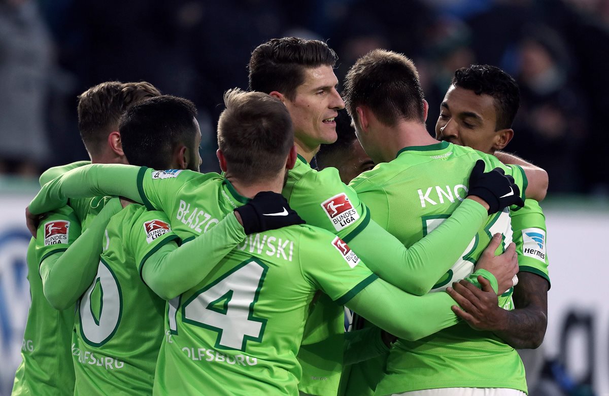 Mario Gomez y sus compañeros celebran el segundo gol del equipo. (Foto Prensa Libre: AFP)