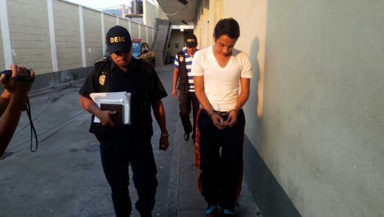 Dany Alarcón es capturado en un colegio de Jalapa, sindicado de violación con agravación de la pena. (Foto Prensa Libre: Hugo Oliva)